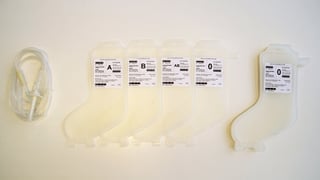 Eine Blutkonserve in Form eines Nikolausstiefels soll dafür stehen, sich an Weihnachten wieder auf nützliche und wichtige Geschenk zu besinnen.