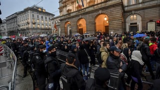 Demonstranten in Mailand.