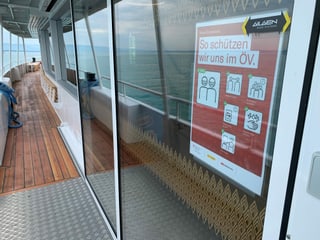 Schutzmassnahmen-Plakat auf einem Schweizer Schiff auf dem Bodensee.