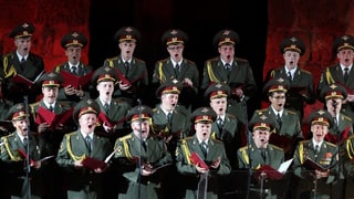 Sänger in Militäruniform singen