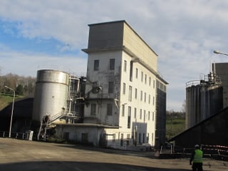 Blick auf ein altes Fabrikgebäude mit ersten Zerfallspuren.