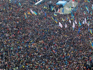 Tausende Menschen bevölkern den Unabhängigkeitsplatz in Kiew.