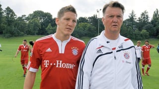 Louis van Gaal posiert mit Bastian Schweinsteiger.
