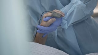Hand eines Patienten im Spital Hand eines Patienten im Spital
