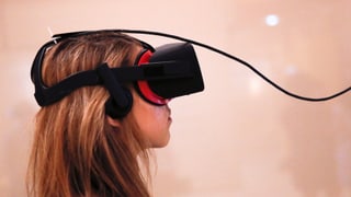 Ein Mädchen trägt eine VR-Brille.
