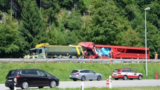 Rotes Auto zwischen Lastwagen. Rotes Auto zwischen Lastwagen.