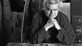 HR Giger, umgeben von seinen Skulpturen und Gemälden, aufgenommen im Januar 1995 in Gigers Wohnhaus in Zürich. HR Giger, umgeben von seinen Skulpturen und Gemälden, aufgenommen im Januar 1995 in Gigers Wohnhaus in Zürich.