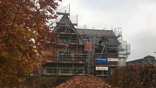Grosses Herrenhaus mit Baugerüst Grosses Herrenhaus mit Baugerüst