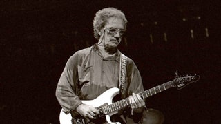 J. J. Cale mit Gitarre