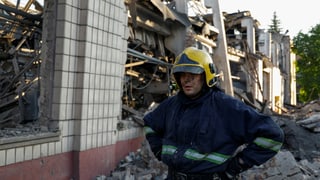 Ein Rettungssanitäter in Kiew. Diese Autowerkstatt wurde gemäss Reuters durch Raketeneinschläge beschädigt (5. Juni 2022).