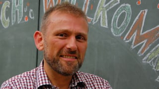 Prof. Fritz Sager vor einer Wandtafel Prof. Fritz Sager vor einer Wandtafel