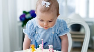 Prinzessin Estelle pustet eine Kerze auf dem Kuchen aus