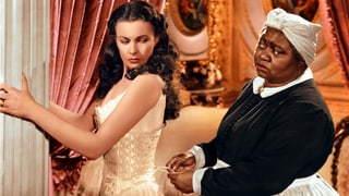Filmszene: Eine Schwarze schnürt der Hauptdarstellerin das Korsett zu Filmszene: Eine Schwarze schnürt der Hauptdarstellerin das Korsett zu