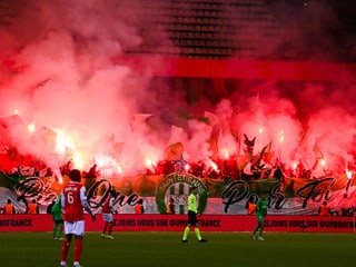 Fans von Saint-Etienne zünden Feuerwerk.