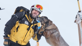 Rettungshund Chiabba gibt Retter Matthias Schlatter ein Müntschi Rettungshund Chiabba gibt Retter Matthias Schlatter ein Müntschi
