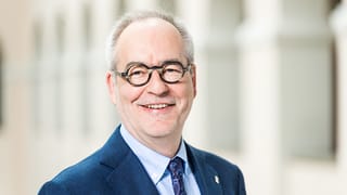 Porträtbild von Jarren. Porträtbild von Jarren.