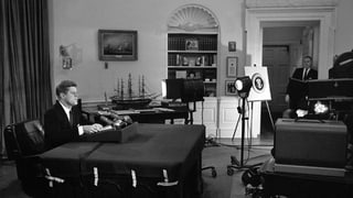John F. Kennedy bei einer TV-Ansprache. John F. Kennedy bei einer TV-Ansprache.
