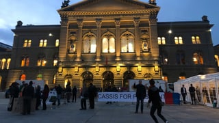 Bundeshaus. Davor Menschen und Transparente. Bundeshaus. Davor Menschen und Transparente.
