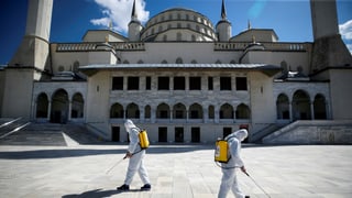 Mitarbeiter der Stadtverwaltung desinfizieren den Innenhof der Kocatepe-Moschee in Ankara.