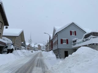Verschneites Strasse in Dorf
