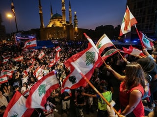 Protestierende in Beirut schwenken Libanon-Fahnen