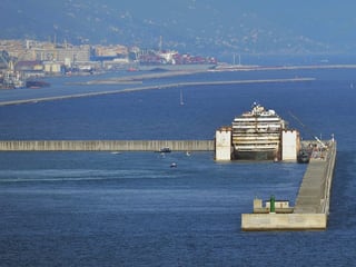 Das Kreuzfahrtschiff liegt in einem Dock vor Anker