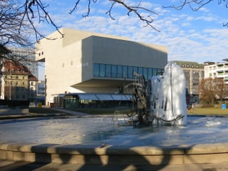 Der Tinguely-Brunnen und die Rückseite des Equilibre.