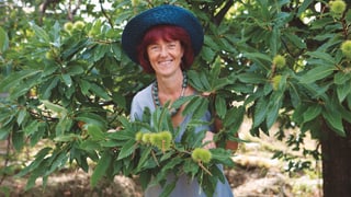 Kochbuchaurorin Erica Bänziger steht unter einem Kastanienbaum.