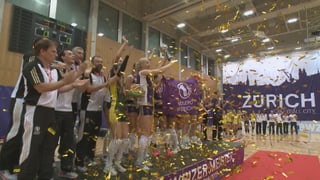 Volero Zürich feiert mit Pokal 