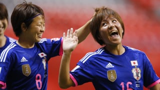 Die Japanerinnen Aya Miyama und Mana Iwabuchi freuen sich über einen Treffer.