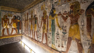 Wand mit bunten Reliefs ägyptischer Götter