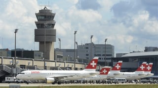 Flughafen Zürich im Hintergrund, im Vordergrund sind Swiss-Flieger.