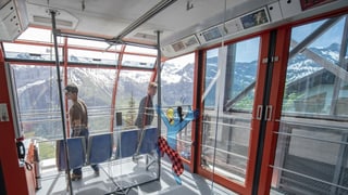 Zu sehen die Innenansicht einer Gondelbahn-Kabine.