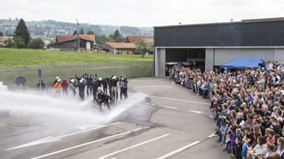 An einem Besuchstag an einer interkantonalen Polizeischule. Angehendee Polizistinnen und Polizisten zeigen einen Einsatz mit Wasserwerfern vor. An einem Besuchstag an einer interkantonalen Polizeischule. Angehendee Polizistinnen und Polizisten zeigen einen Einsatz mit Wasserwerfern vor.