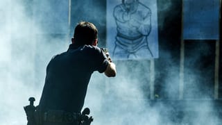 Polizist übt mit der Waffe Polizist übt mit der Waffe