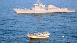 1 Kriegsschiff, 1 Fischerboot 1 Kriegsschiff, 1 Fischerboot