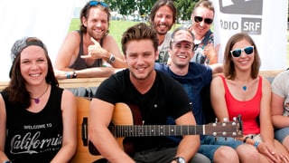 Bastian Baker mit den Camp-Bewohnern. Bastian Baker mit den Camp-Bewohnern.