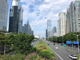 Blick in die Metropole mit Strassen und Hochäusern und einen blauen Himmel. Blick in die Metropole mit Strassen und Hochäusern und einen blauen Himmel.