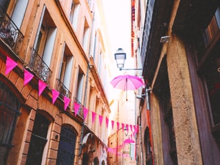 Eine Strasse mit pinkigen Schirmen in Montpellier.