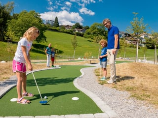 Mädchen schlägt Golfball.