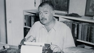 Ernst Hemingway und eine Schreibmaschine.