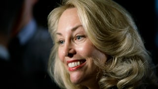 Eine blonde Frau lacht in die Kamera. Eine blonde Frau lacht in die Kamera.