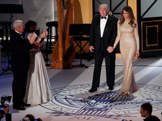 Der gewählte Präsident Donald Trump betritt bei einer Feier in Washington gemeinsam mit seiner Frau die Bühne. 