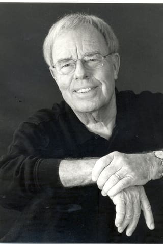 Christian Bruhn Schwarzweissfoto mit verschränkten Händen. Christian Bruhn Schwarzweissfoto mit verschränkten Händen.