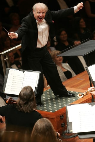 Slatkin in Frack beim Dirigieren. Slatkin in Frack beim Dirigieren.