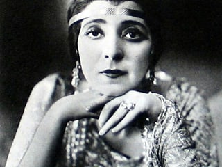 Frau mit Stirnband und angesagtem Pagenschnitt. Frau mit Stirnband und angesagtem Pagenschnitt.