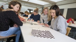 Schülerinnen an einem Tisch Schülerinnen an einem Tisch