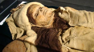 Weibliche Mumie mit Mütze und Kleidung