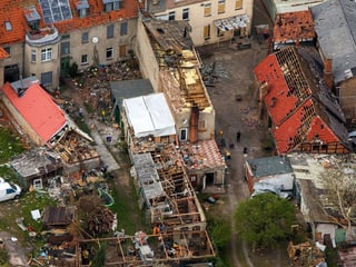 Zerstörte Häuser von oben gesehen. 