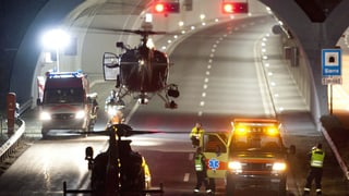 Der Rettungseinsatz am 13. März 2012 im Tunnel der A9 bei Siders (A6). (keystone)